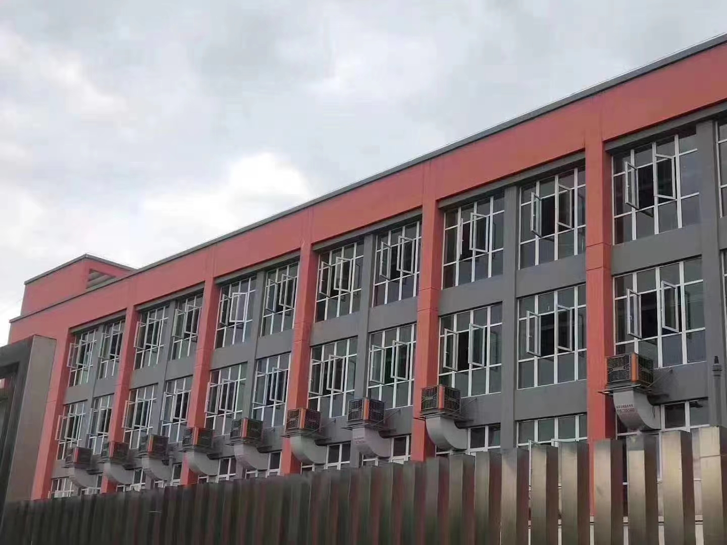 為什么廠房車間夏季都要安裝工業(yè)環(huán)?？照{(diào)？