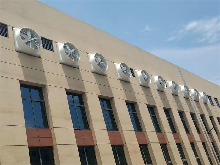 降溫設(shè)備冷風(fēng)機(jī)為廠房創(chuàng)造通風(fēng)流暢舒適環(huán)境